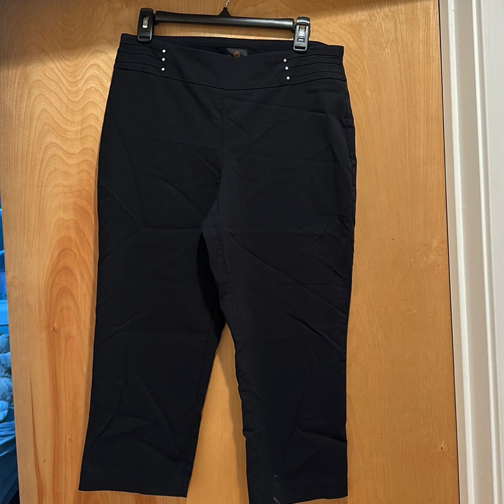 JM Collection black stretch pull in capris, size m